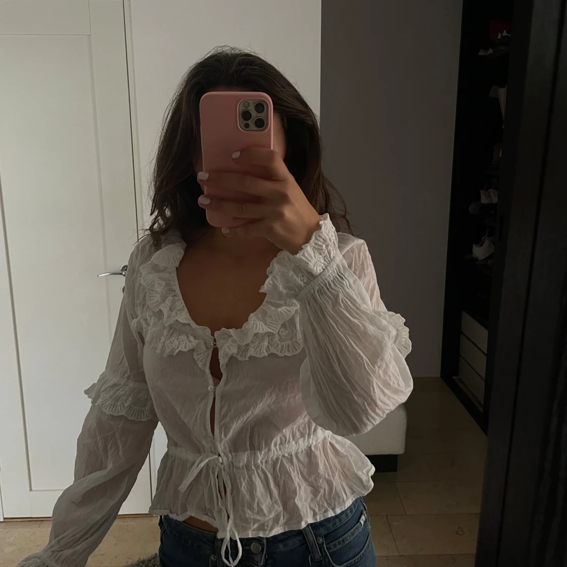 Vit blus med volang och knyt - 2