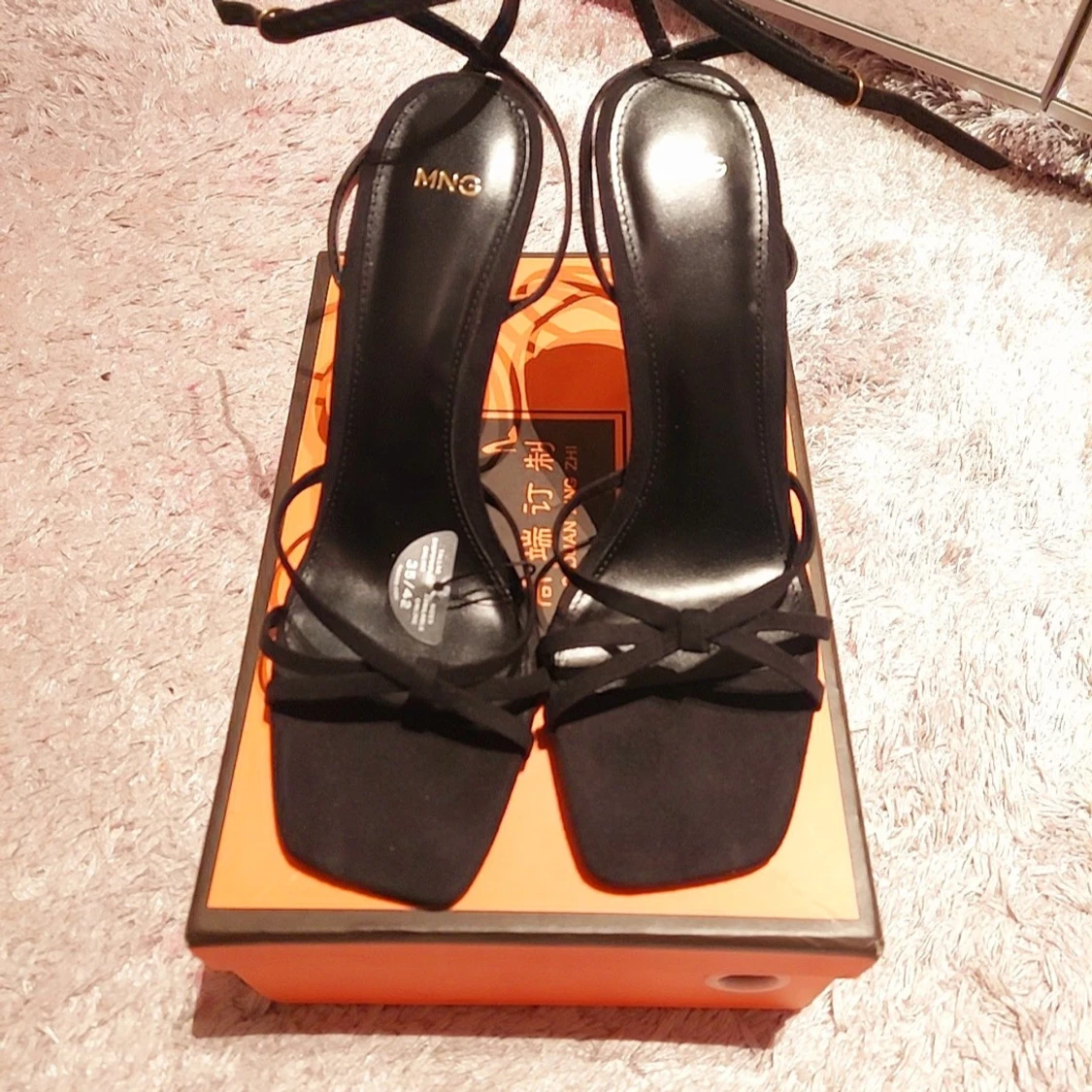 Svarta klackade sandaler från Mango  - 4