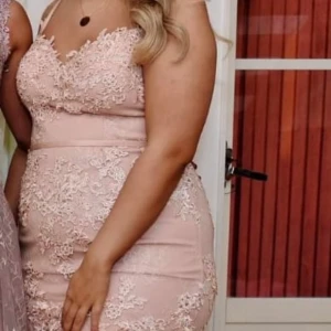 Lång ljusrosa spetsklänning - Klänkingen är från Dressroom. Hör av er om ni vill ha fler bild.