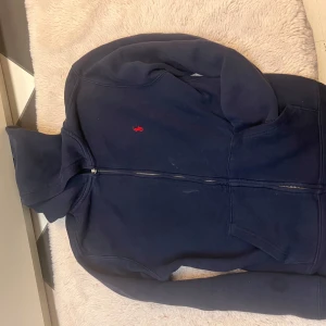 Mörkblå hoodie från Polo Ralph Lauren - Mörkblå hoodie från Polo Ralph Lauren har en liten fläck men går bort i tvätten kan ta bort de innan jag skickar oxå💞