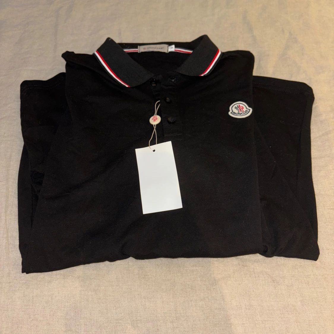 Svart pikétröja från Moncler M