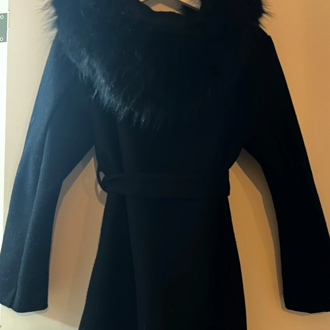 Svart kappa med äkta päls  och bälte - 2