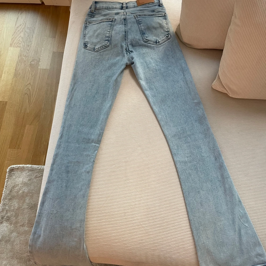 Ljusblå bootcut jeans med low waist - 2