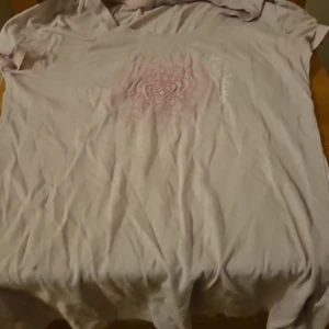 Beige t-shirt med hjärtmönster Esprit - Beige t-shirt från Esprit med korta ärmar och tryck i form av röda textrader som bildar ett hjärta på bröstet. Skön och mjuk känsla, klassisk passform och rund halsringning. Perfekt för dig som gillar subtila detaljer och grafiska prints.