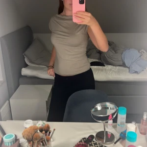 Beige kortärmad t-shirt i bomull - Snygg beige t-shirt med korta ärmar och rund hals. Modellen är figurnära och enkel, perfekt för en clean och stilren look. Tillverkad i mjuk bomull som känns skön mot huden.