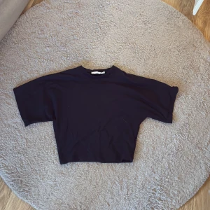 Svart tröja  - Svart tröja som är tajt i midjan u storlek 160