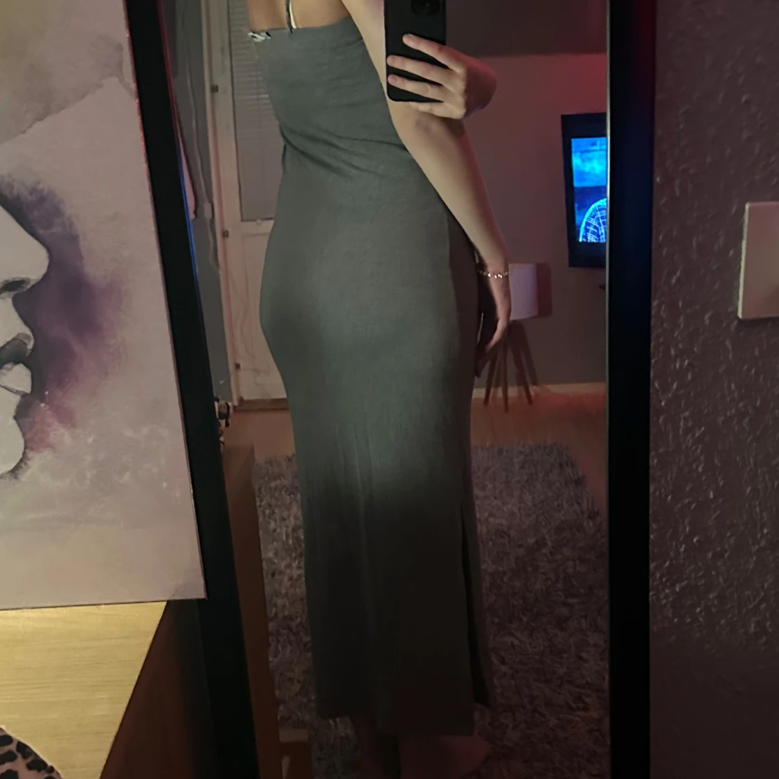 Grå långklänning med smala axelband - 1