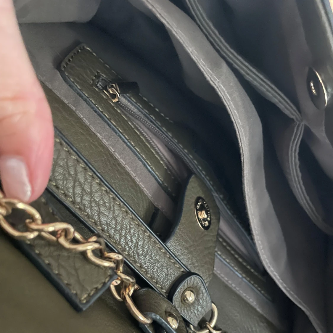 Olivgrön axelväska med gulddetaljer - 2