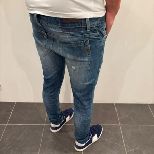 Dondup Jeans George  - Dondup Jeans George! Trendigaste jeansen på marknaden.  Skick= 9,5/10 Ny pris= 4000 kr Säljs för= 650 kr  (Modellen har original slitningar från fabrik vilket är väldigt eftertraktat och populärt) 