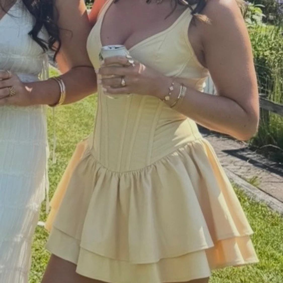 Ljusgul kort klänning med volang - 4