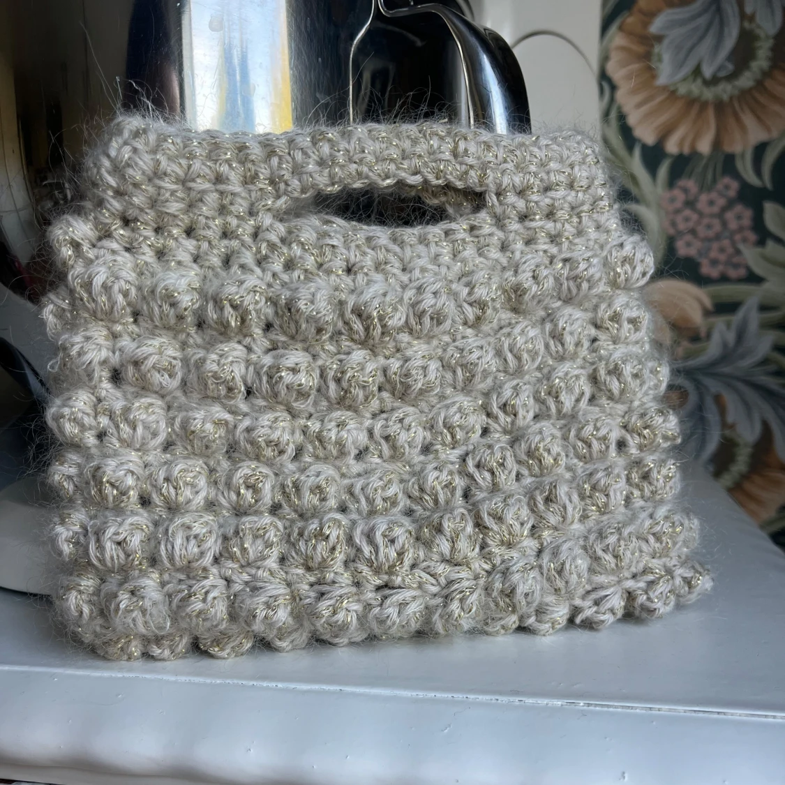 Handvirkad beige handväska med guld-glitter - 1