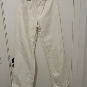 Vita raka jeans från VMD - Snygga vita jeans från VMD med raka ben och klassisk femficksdesign. Byxorna har hög midja och är tillverkade i bomull för en skön och stilren look. Perfekta för dig som gillar en clean och fräsch stil.