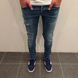 Dondup Jeans George  - Dondup Shorts George! Trendigaste jeansen på marknaden!  Skick: 9,5/10 Ny pris: 4000 kr Säljs för 799 kr