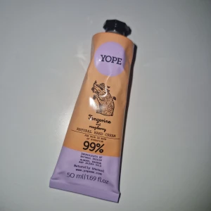 Handkräm - Helt ny handkräm med söt och fruktig doft av mandarin och hallon.  Ingredienser: Innehåller 99% ingredienser av naturligt ursprung, inklusive sötmandelolja, baobabolja och jojobaolja, samt sheasmör och växtglycerin.  Effekt: Krämen återfuktar intensivt, lugnar huden och främjar hudens förnyelse. 