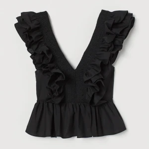 svart volangtopp - supersnygg svart volangtopp från h&m i storlek xs💓slutsåld på hemsidan! 