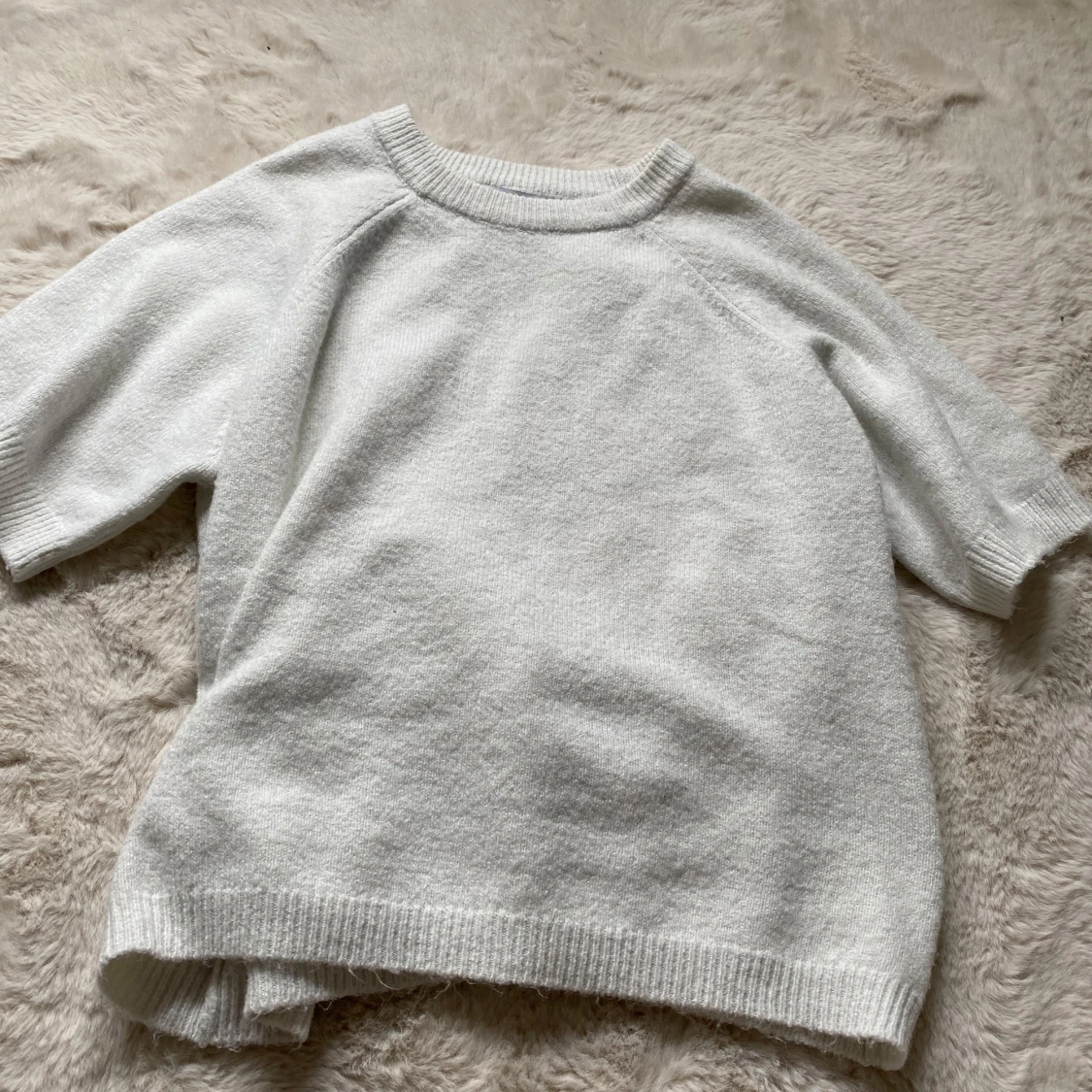 Vit stickad kortärmad tröja