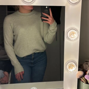 Mintgrön stickad tröja från Amisu - Supermysig mintgrön stickad tröja från Amisu med ribbad struktur och rund halsringning. Perfekt för lager-på-lager och har långa ärmar. Enkel och stilren design som passar till jeans eller kjol.