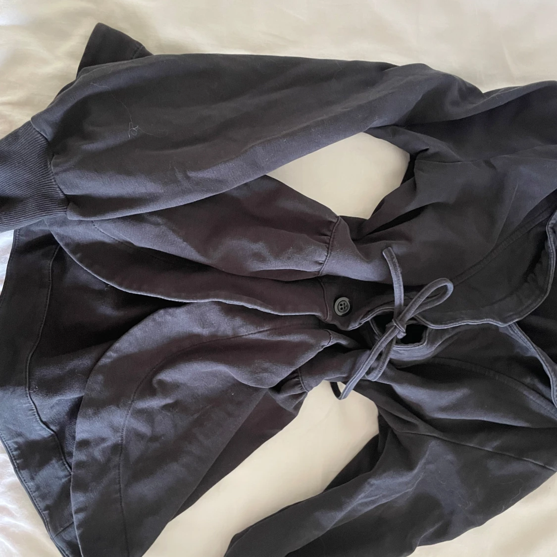 Svart tröja med knyt från House of Lola - 2