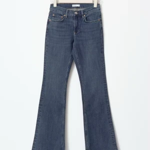 Blå lågmidjade bootcut jeans - Gina tricot low waist bootcut jeans. Är i tall så de passar mig som är ca 170💕