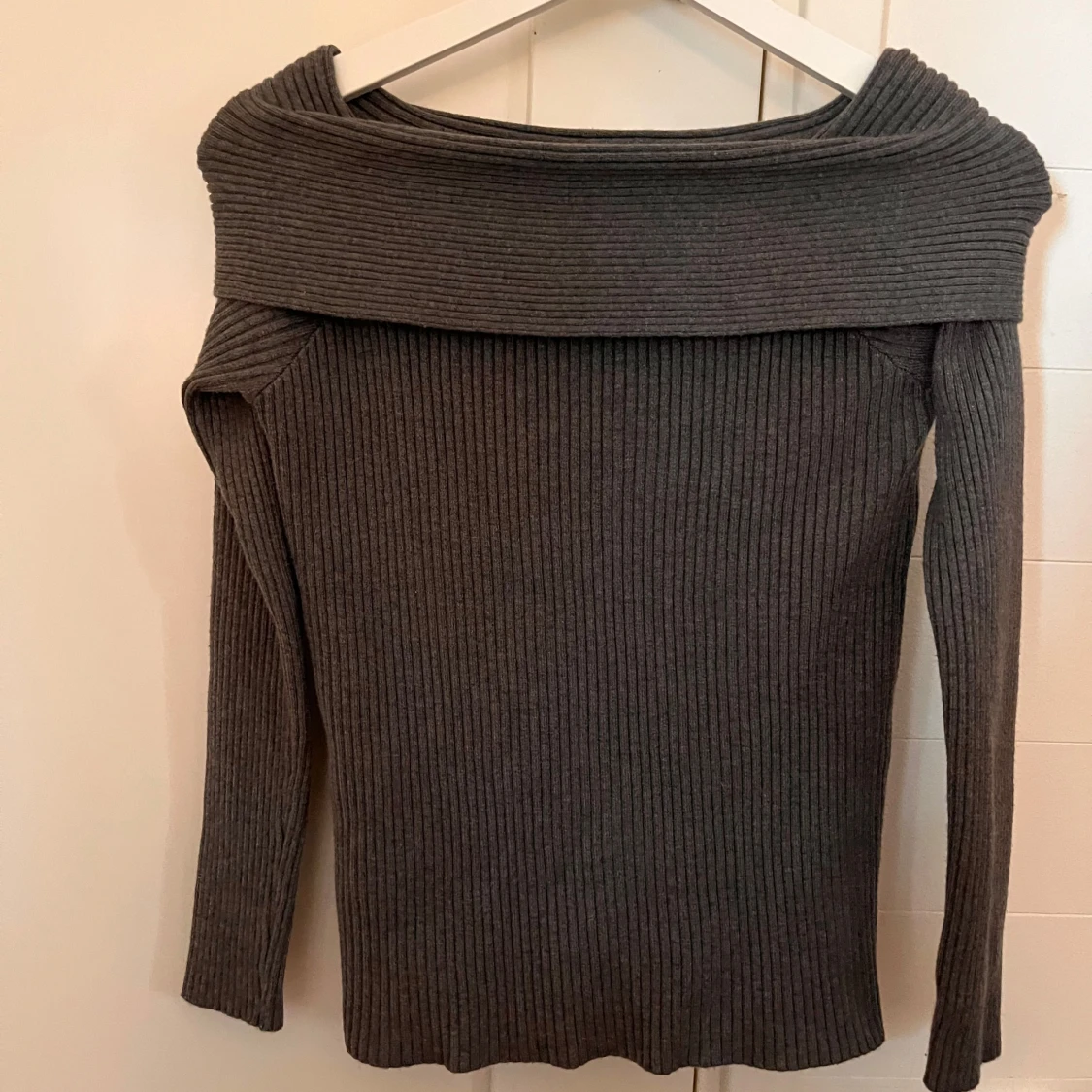 Mörkgrå ribbad offshoulder tröja - 1