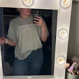Mintgrön oversized t-shirt från SHEIN - Har en lite fläck mitt på tröjan, syns inte så mycket vid användning. Mintgrön t-shirt från SHEIN med vit text 'East Hampton village New York' på bröstet. Oversized passform, rund hals och korta ärmar. Tillverkad i mjuk och stretchig polyesterblandning för en chill vibe.