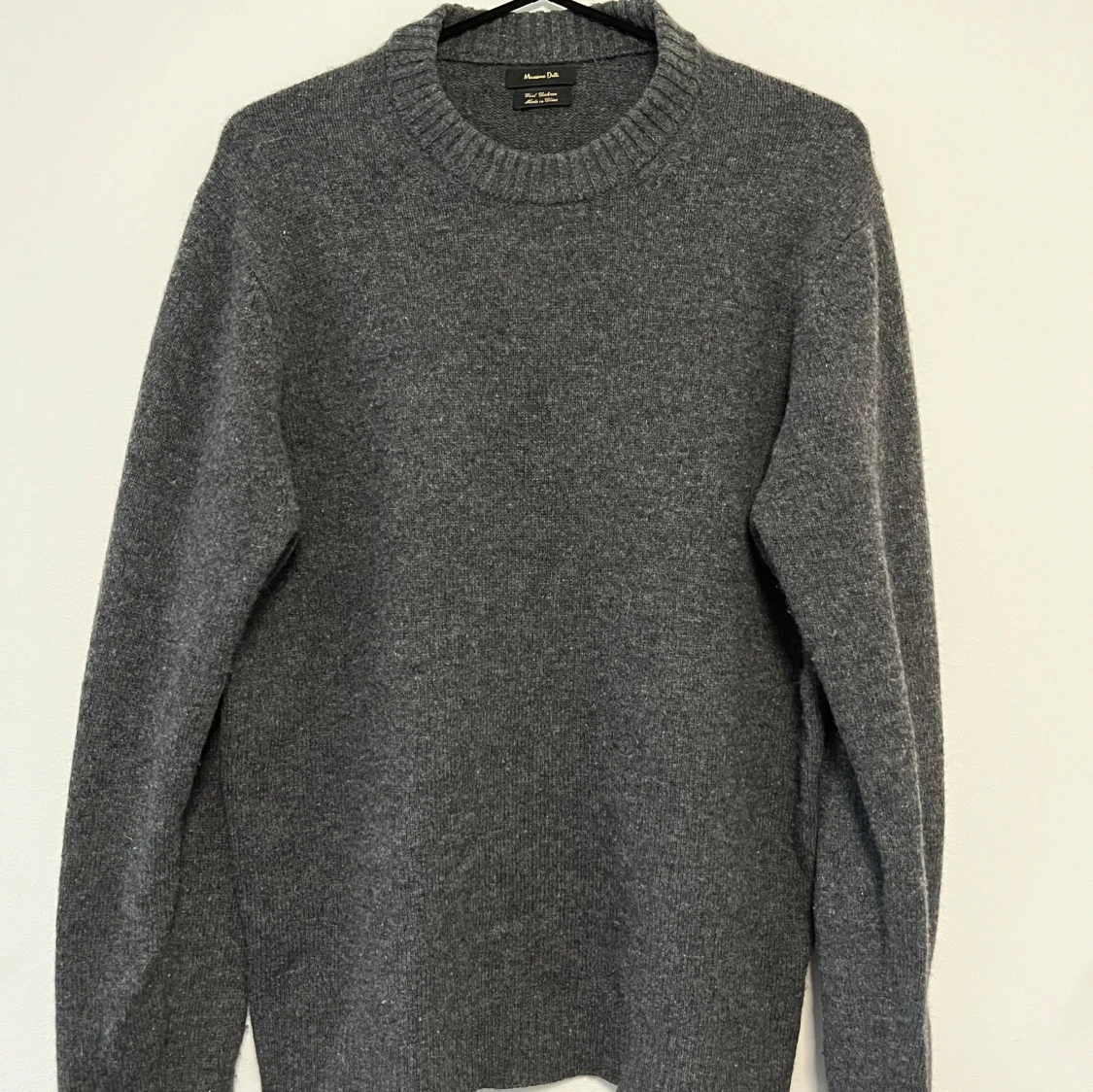 Grå stickad tröja från Massimo Dutti