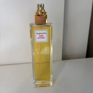 Elizabeth Arden 5th Avenue Parfym - Klassisk parfym från Elizabeth Arden – 5th Avenue. En ikonisk doft i stilren flaska, perfekt för dig som vill sticka ut. Volym: 75ml
