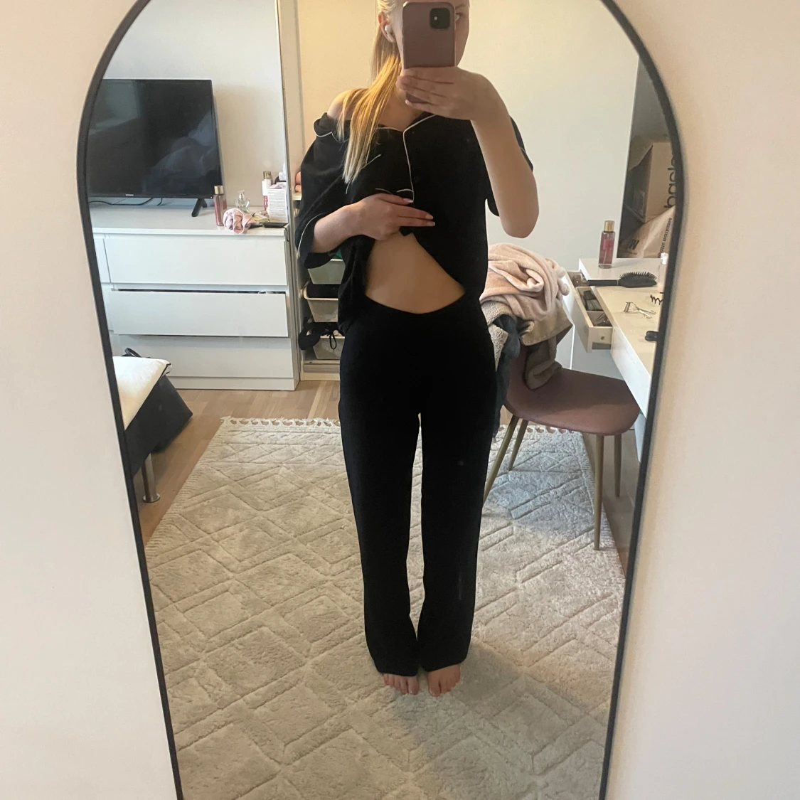 Svarta vida byxor från BikBok