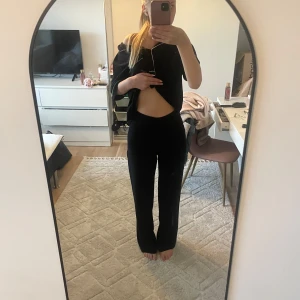 Svarta vida byxor från BikBok  - Säljer ett par svarta byxor från BikBok i storlek 36. De har hög midja och raka, vida ben som ger en snygg siluett. Byxorna är i ett mjukt och följsamt material som känns skönt mot huden. Perfekta att styla med crop top eller oversized tröja.