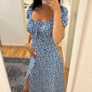 Blommiga klänningar paket  - Säljer 5 olika blommiga klänningar 3 blåa, 1 svart och 1 grön. Alla klänningar är fria från defekter och är som nya. Paketpris:249kr 1 styck:59kr. Alla klänningar sitter som storlek S/XS