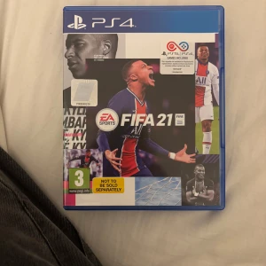 FIFA 21 PS4 - FIFA 21 till PlayStation 4 i mycket gott skick. Komplett med originalfodral och skiva utan synliga repor. Upplev realistisk fotboll med uppdaterade lag, arenor och spellägen. Perfekt för både solo- och multiplayer-spel. PEGI 3.