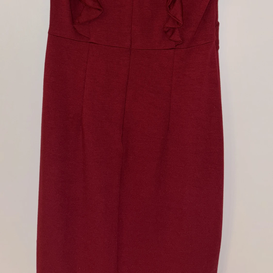 Vinröd klänning med bälte och volang - 2