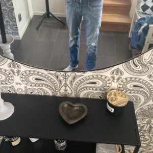 Blå jeans från Tommy Jeans 30/32 - Säljer ett par klassiska blå jeans från Tommy Jeans i storlek 30/32. Jeansen har en rak passform med normal midja och snygga detaljer som läderpatch bak och tydliga sömmar. Perfekta för dig som gillar en tidlös och avslappnad look.