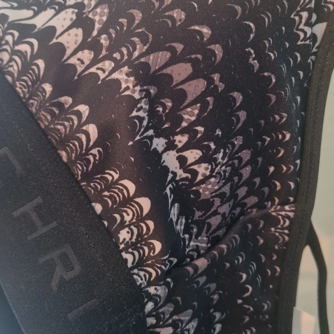 Svart mönstrad sport-bh från Röhnisch - 3