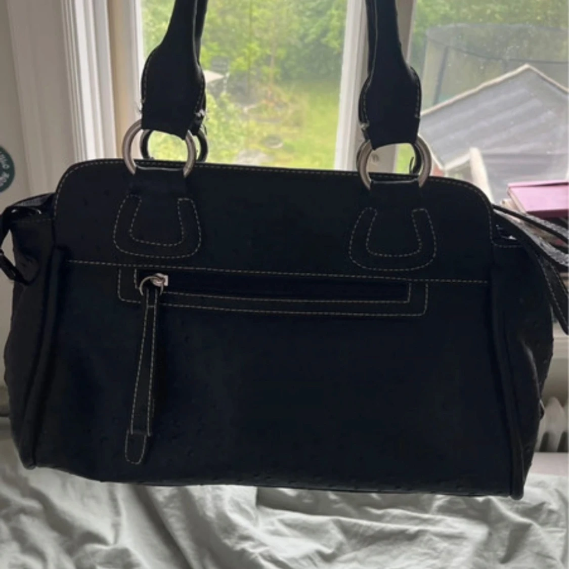 Svart handväska med nitar från Guess - 1