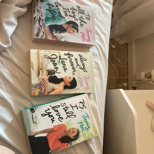 To All the Boys I've Loved Before / P.S. I Still Love You / Always and Forever, Lara Jean - Upptäck en charmig och romantisk bokserie om Lara Jean, perfekt för dig som gillar kärlek, vänskap och high school-drama. Serien är lättläst och passar unga vuxna som vill drömma sig bort i en modern kärlekshistoria.