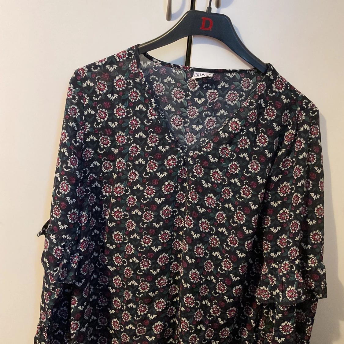Blommig svart klänning från Ddlns