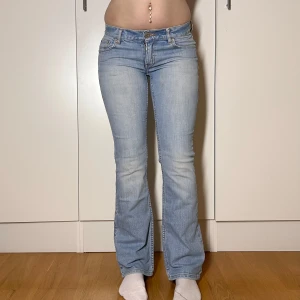 Lågmidjade bootcut jeans vintage 2000s lowrise lowwaist utsvängda jeans - Vintage jeans. Storlek 34. Innerbenslängd: 78 midjemått:38-39.  Köp sker via köp nu, jag postar inom 24h. Kvar tills markerad såld  
