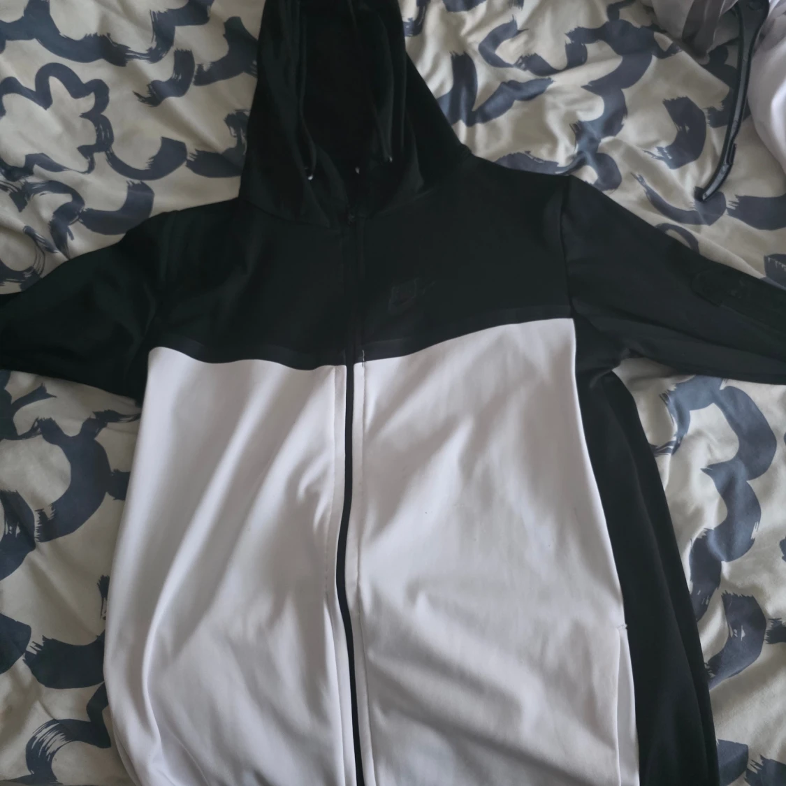 Nike svartvit hoodie med dragkedja