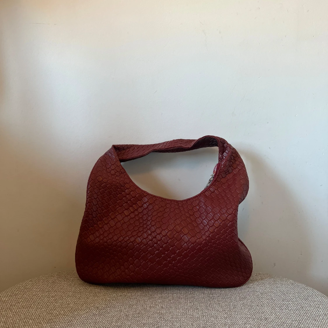 Vinröd axelväska i skinnimitation - 1