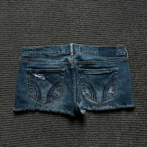 Blå jeansshorts från Hollister - Snygga blå jeansshorts från Hollister med slitna detaljer. Skriv om ni har nå funderingar <3
