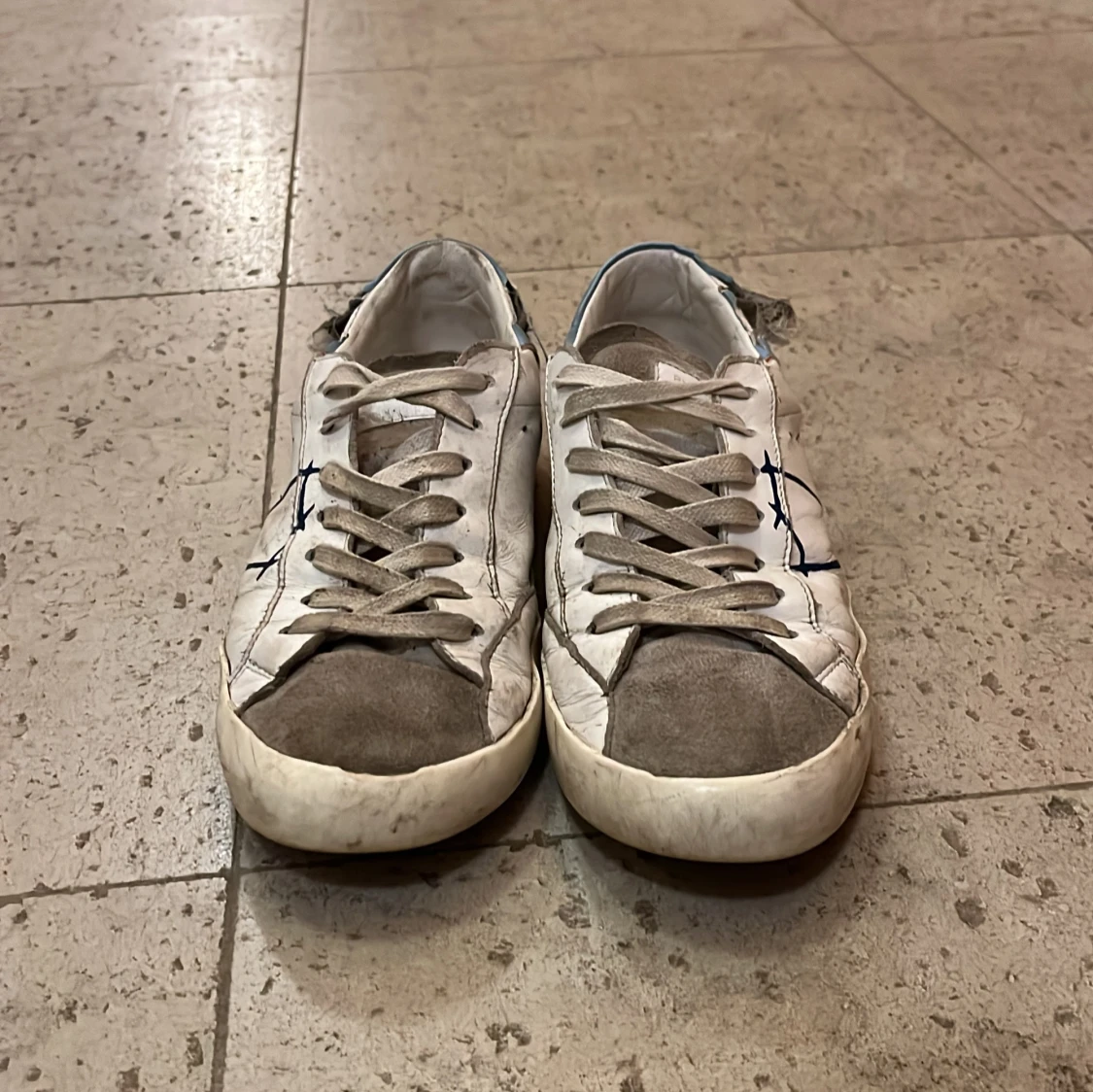 Vita och grå sneakers med blå detalj - 1