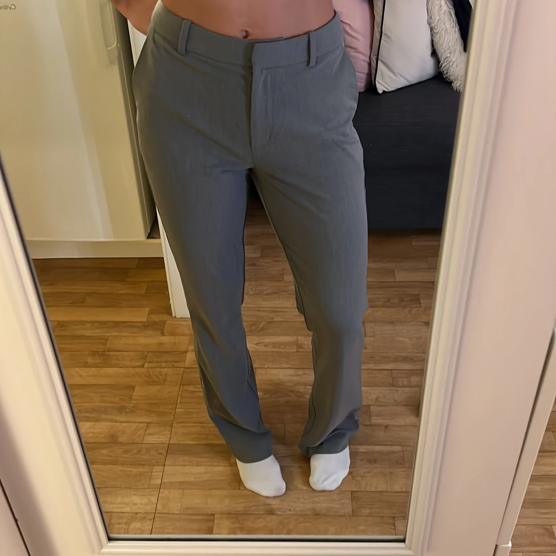 Grå kostymbyxor