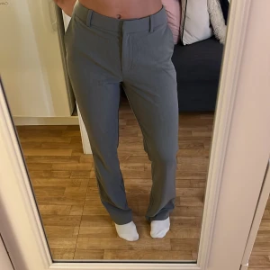 Grå kostymbyxor - Snygga grå kostymbyxor med hög midja och raka ben. I nytt skick, säljer eftersom de är för stora💕