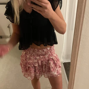 Volangkjol - Säljer en jättefin kjol från Nelly i storlek M. Jättebra skick.