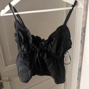 Söt topp - Svart topp från Gina Tricot 🥰🥰använd en gång! 