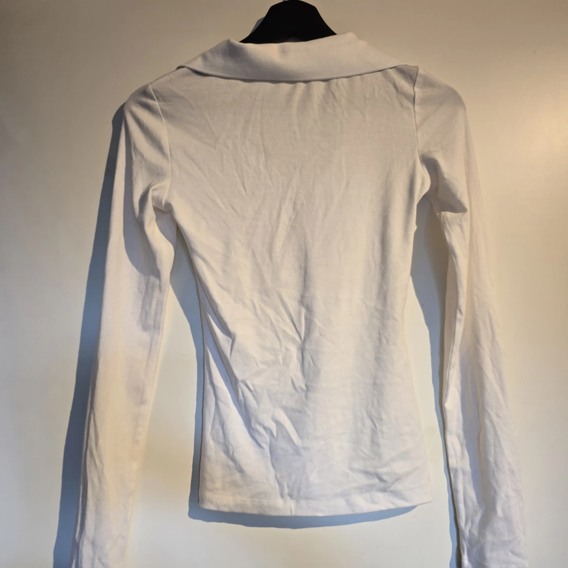 Vit långärmad polotopp med knappar - 1