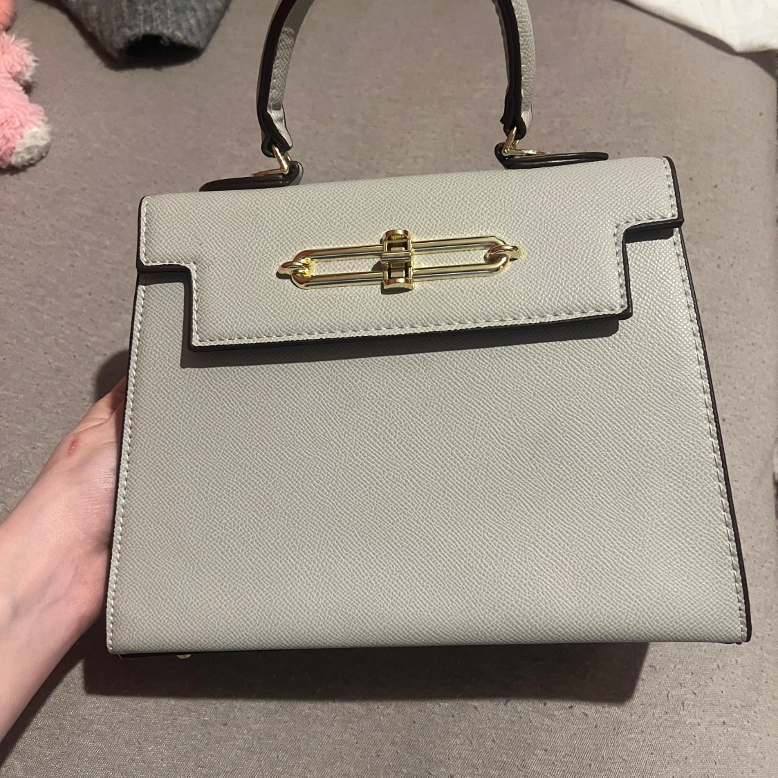 jättefin medelstor väska