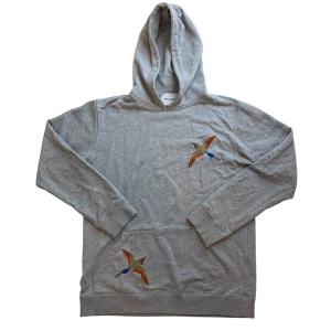 Axel Arigato hoodie.  - Storlek S, passar M! Snygg grå hoodie från Axel Arigato med broderade färgglada fåglar på bröstet och fickan. 