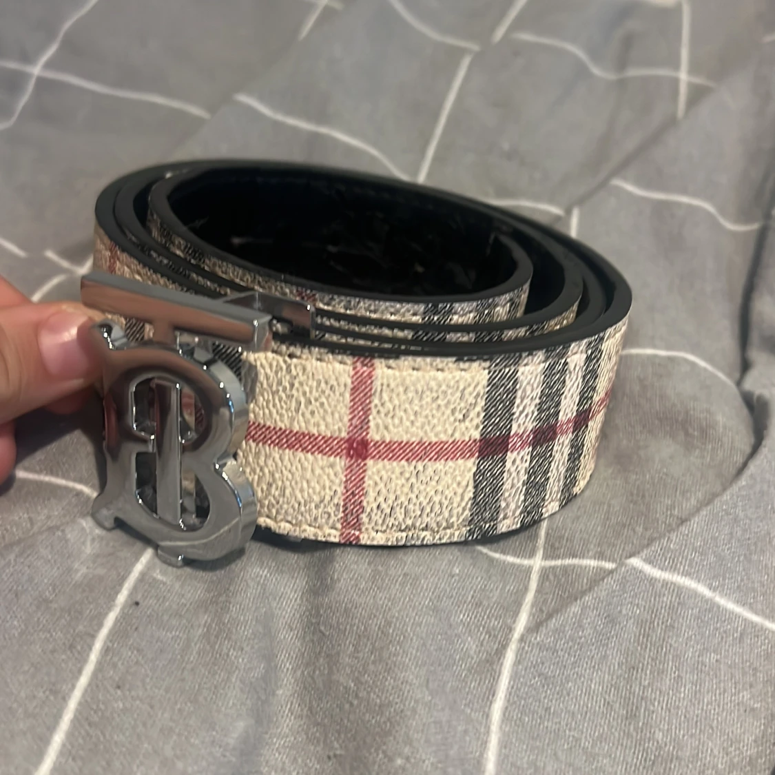 Burberry rutigt bälte med B-spänne